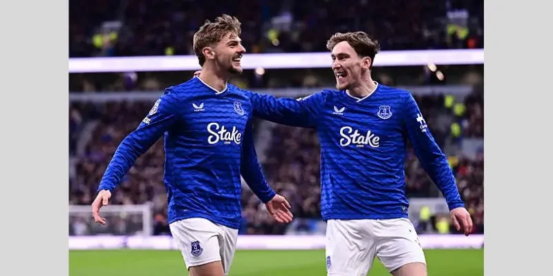 Cặp tiền vệ Dewsbury-Hall và Garner của Everton
