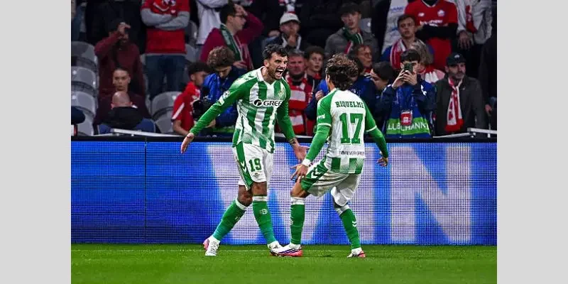 Tân binh Troy Parrott ăn mừng trong màu áo Real Betis